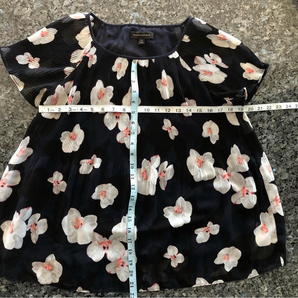 BANANA REPUBLIC Navy, White & Pink Floral Print Micro-Pleated Swing Top - Picture 9 of 14